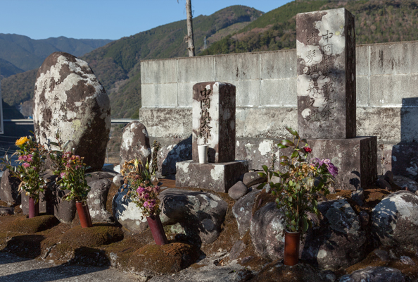 8.中岡慎太郎遺髪埋葬墓地