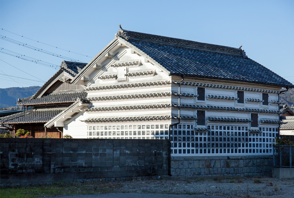 47.濱田典彌家住宅　主屋・かま屋・米あずかり場・土蔵・石塀